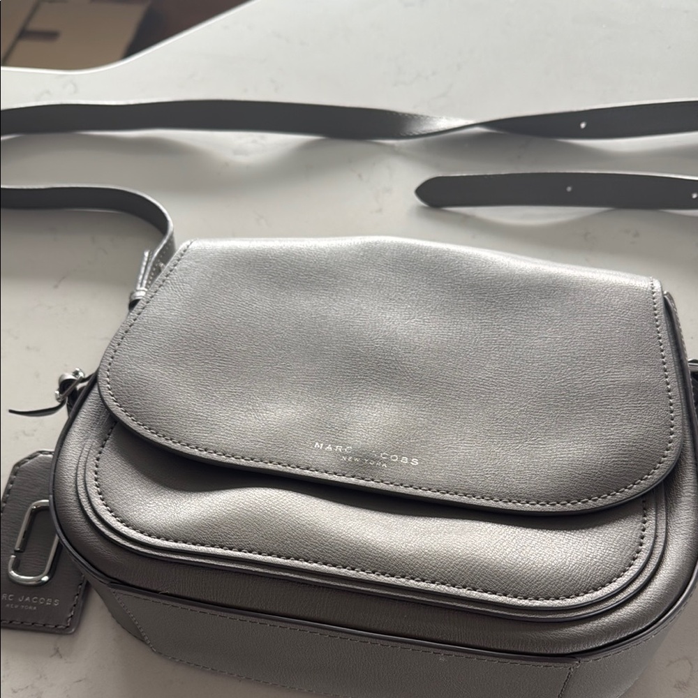 Marc Jacobs Elegant Gray Crossbody Bag with Flap Design